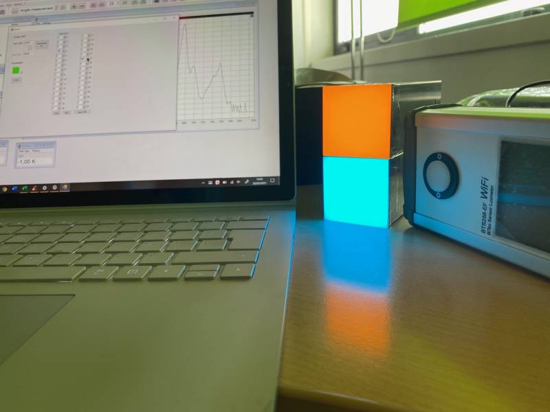 Sources d'éclairage à LED multispectrales pour simulation de différents illuminants sur mesure