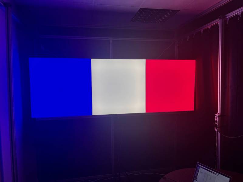 Mur de rendu LED d'un caisson lumineux multicouleurs 4,5x1,5m pour analyse spectrale des matériaux organiques ou  non-organiques à Bordeaux
