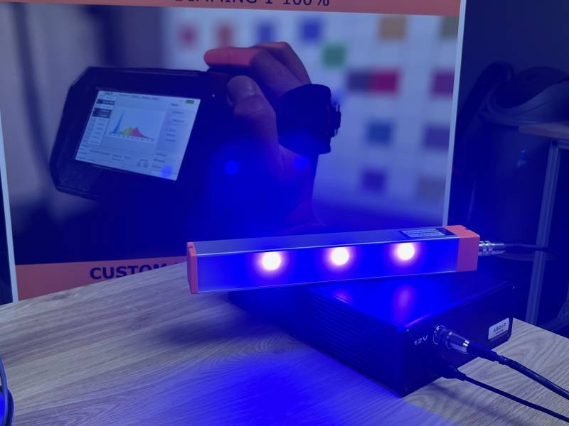 Barre LED bleue et UV pour vision industrielle et matériaux de type caoutchouc Toulouse